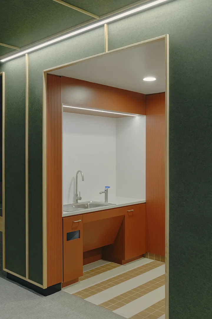 Refreshment area with sink, cabinetry, and integrated facilities for student use within a shared learning space.